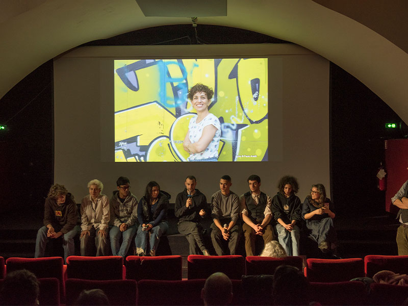 Foto di gruppo per la proiezione Cenacolo Live