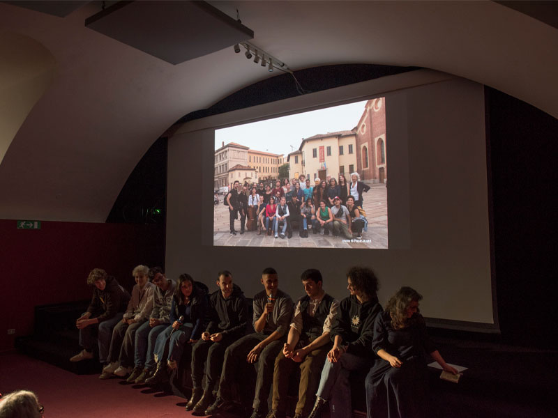 Foto di gruppo per la proiezione Cenacolo Live